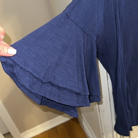 Vineyard Vines Shirt with Layered Sleeve LIKE NEW - Picture 2 of 6